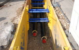 Rohrleitungen im Doppelpack: Vorlauf für das heiße Wasser, Rücklauf für das abgekühlte Wasser (Foto: Dr. Norbert Baumgärtner)