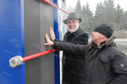 Jetzt noch heißer: Bürgermeister Michael Sedlmair (li.) und WVI-Mitarbeiter Armin Konkel beim ersten Temperaturtest am Wärmetauscher vor einem Jahr